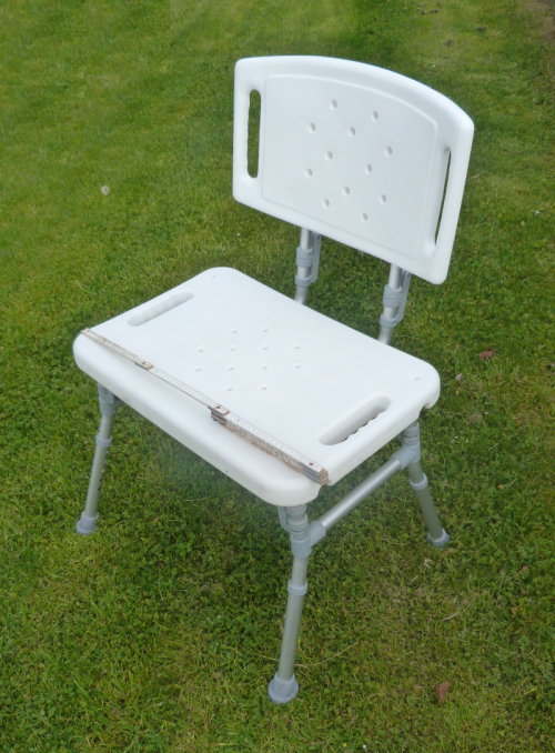 ebenerdiges Bad, 120x120cm grosse Dusche, Kippspiegel, Stützgriffe, für