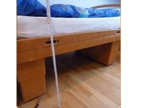 Bett mit Pflegebetteinsatz hochgefahren