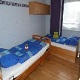 schlafzimmer mit höhenverstellbaren pflegebett und Einzelbett