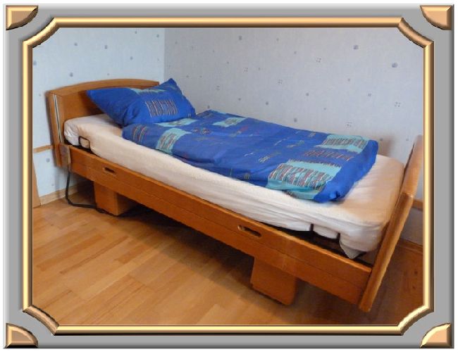 Bett mit Pflegebetteinsatz mittelposition