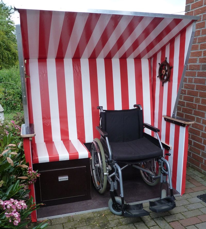 Rollstuhlstrandkorb Maritim mit Rollstuhl