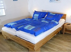 Schlafzimmer mit verstellbarem Pflegebetteinsatz