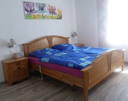 Schlafzimmer mit verstellbarem Pflegebetteinsatz