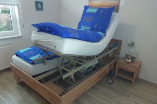 Bett mit Pflegebetteinsatz hochgefahren