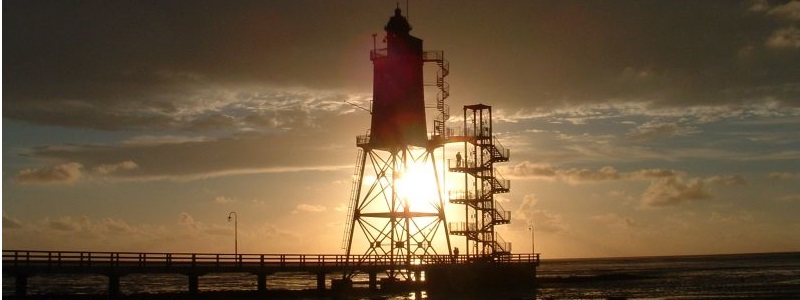 Leuchtturm Dorum Neufeld im idylischen Sonnenuntergang an der Nordsee