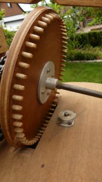 Antrieb vom Hauptflügel mit selbstgebautem Zahnrad