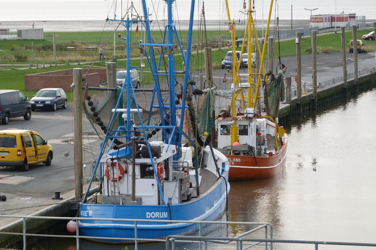 In idyllischen Hafen liegen die Krabbenkutter