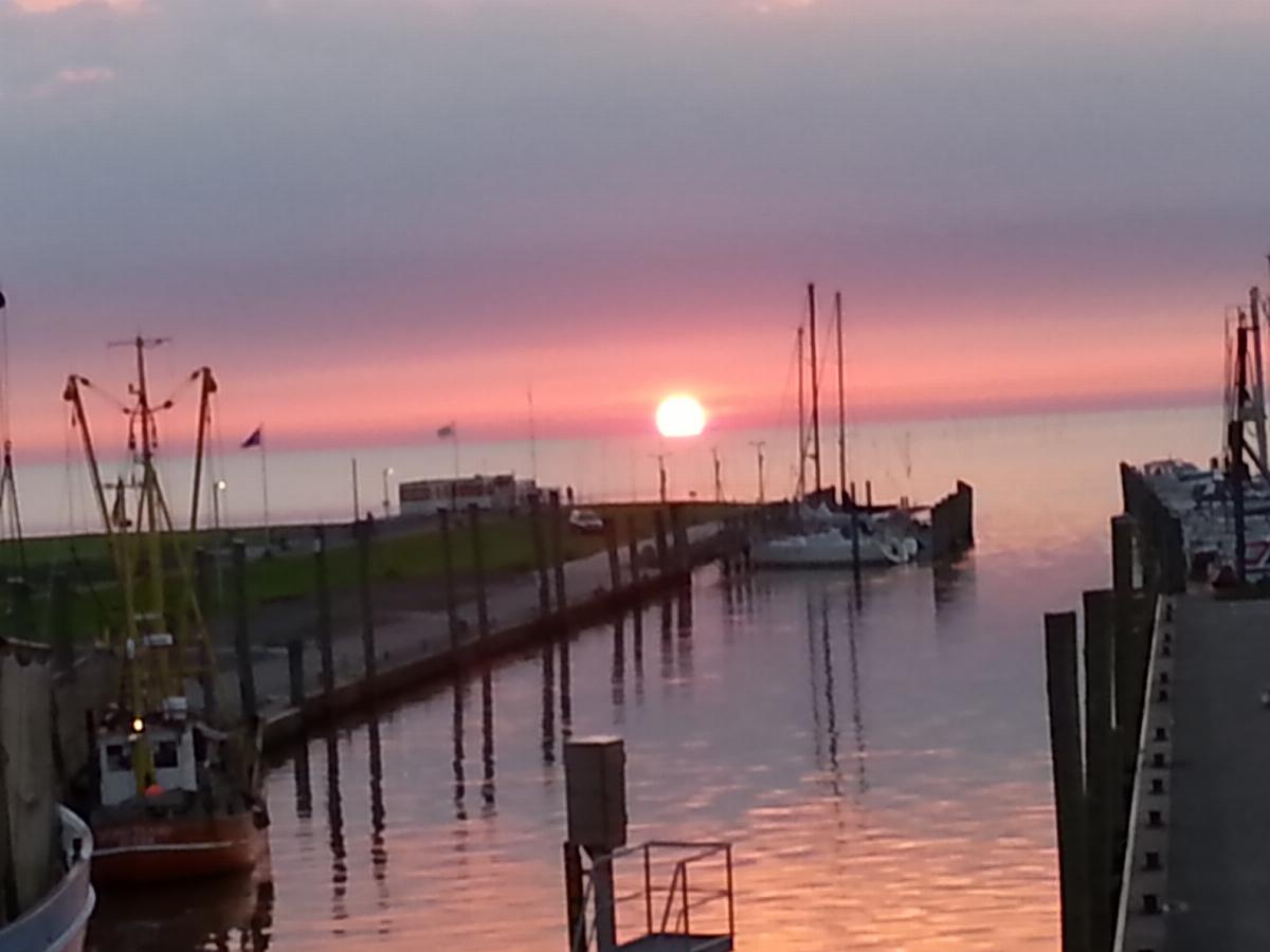 Der idyllische Hafen in der Abenddämmerung