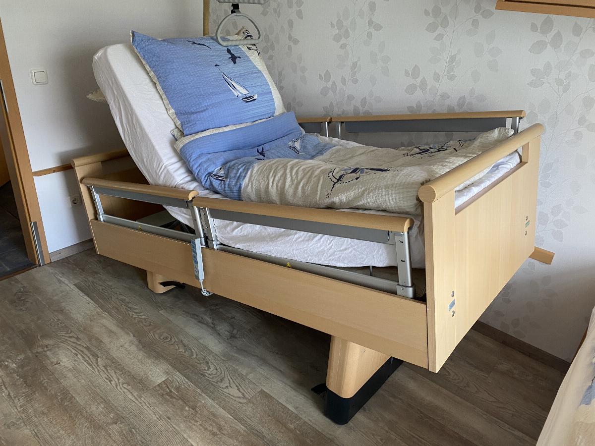 Pflegebett, gekippt