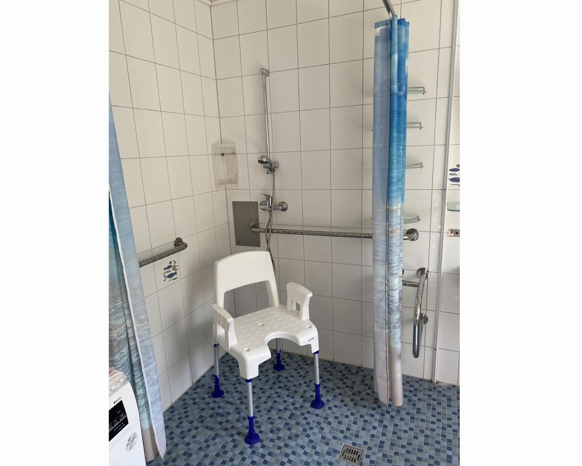 Dusche, ebernerdig mit Haltergriffen und viel Platz ringsrum