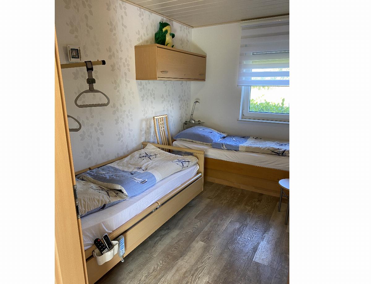 Kinderzimmer  Schlafzimmer mit Pflegebett und Beistellbett