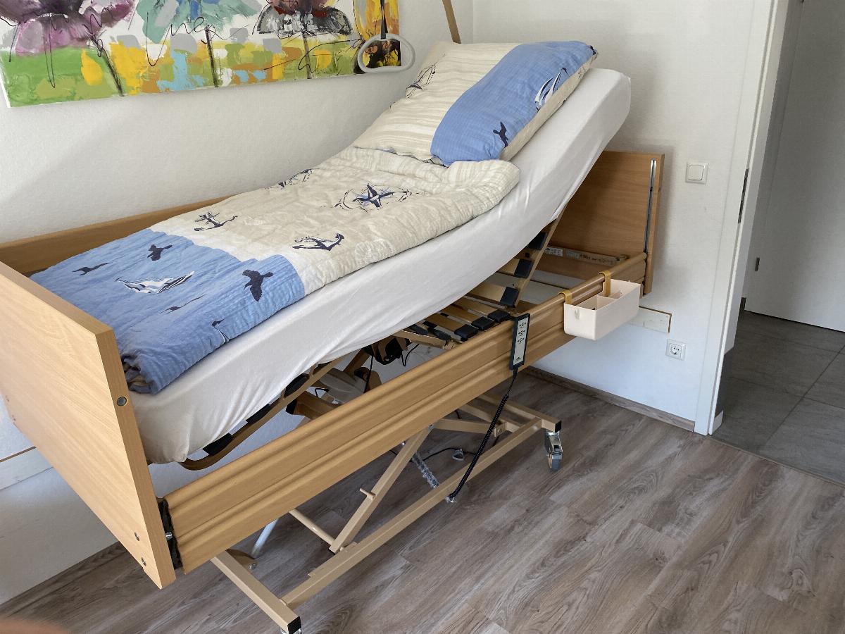 Pflegebett hochgefahren