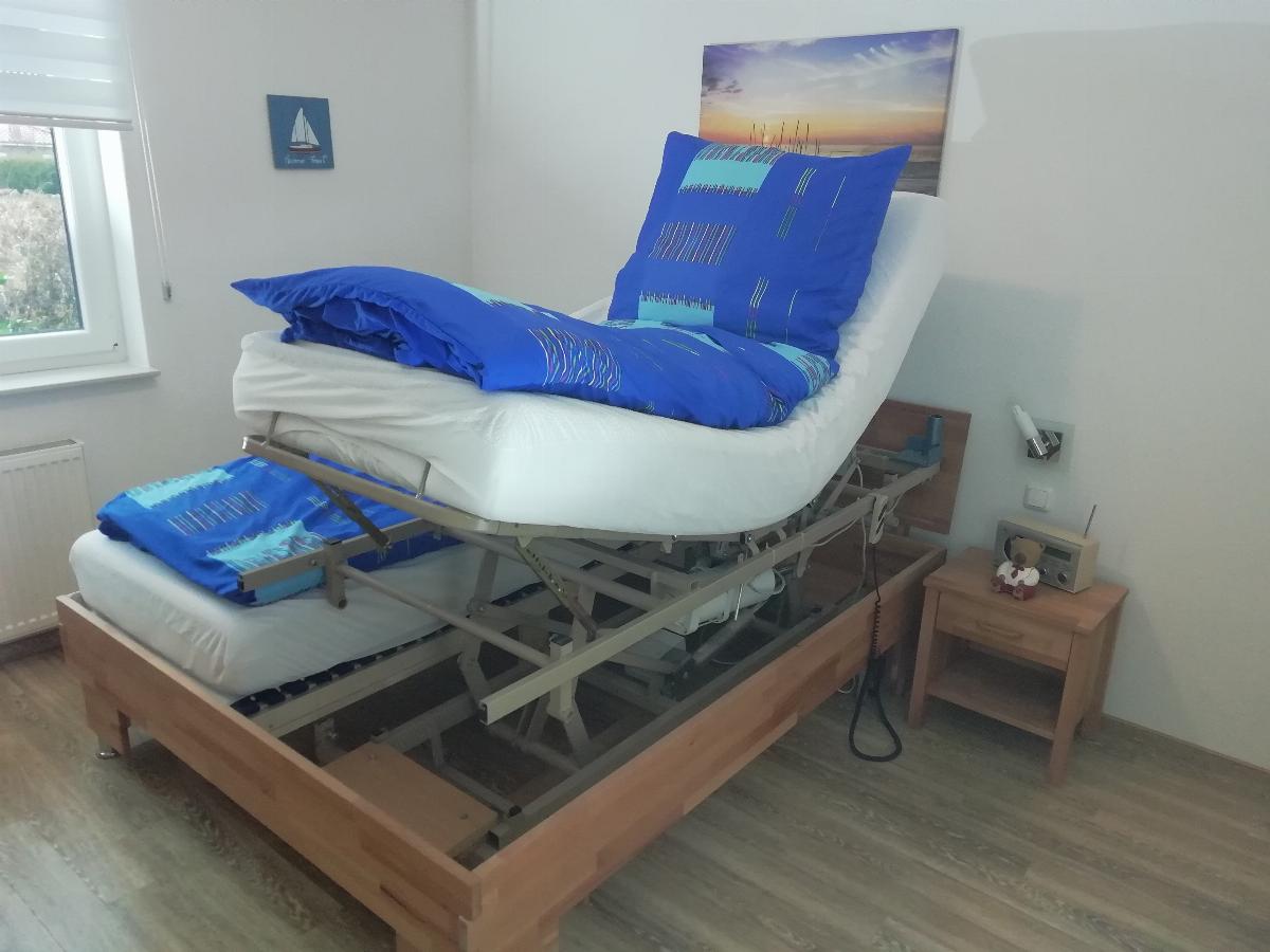 Mühlenferienhaus - Doppelbett mit hochgefahrerem Pflegebetteinsatz