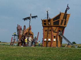 Kinder spielen auf dem Spielplatz - Piratenkletterhaus