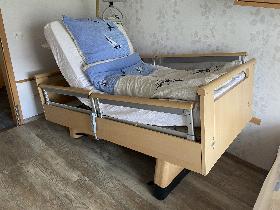 Pflegebett, gekippt