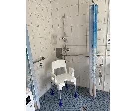 Dusche, ebernerdig mit Haltergriffen und viel Platz ringsrum