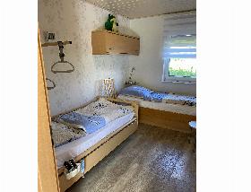 Kinderzimmer  Schlafzimmer mit Pflegebett und Beistellbett